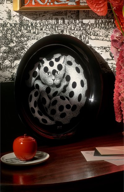 Поднос high fidelity FORNASETTI черно-белого цвета по цене 98450 руб., арт. C26X289, фото 4 Поднос high fidelity FORNASETTI, арт. C26X289, фото 4