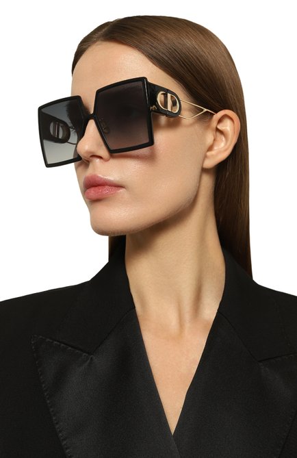 Женские солнцезащитные очки DIOR EYEWEAR черного цвета, арт. 30M0NTAIGNE SU 12A | Фото 2 (Региональные ограничения белый список (Axapta Mercury): Не проставлено; Нос: Не проставлено; Оптика Гендер: оптика-женское; Очки форма: Квадратные)