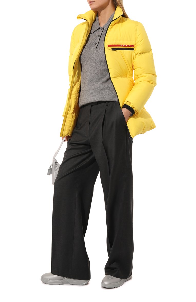 Женский пуховик prada linea rossa PRADA желтого цвета, арт. 29X688-1VL2-F0010-192 | Фото 2 (Рукава: Длинные; Длина (верхняя одежда): Короткие; Материал внешний: Синтетический материал; Стили: Спорт-шик; Материал сплава: Проставлено; Драгоценные камни: Проставле�но; Региональные ограничения белый список (Axapta Mercury): Не проставлено; Кросс-КТ: Пуховик)
