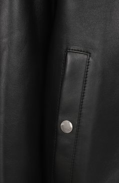 Мужской кожаный бомбер BURBERRY черного цвета, арт. 8091757 | Фото 6 (Материал подклада: Купро; Материал внешний: Натуральная кожа; Длина (верхняя одежда): Короткие; Рукава: Длинные; Кросс-КТ: Легкие, бомбер; Стили: Кэжуэл; Мужское Кросс-КТ: Кожа и замша; Принт: Без принта; Автоматизация ТО: Проставлено; Автоматизация состава: Проставлено; Детали: Без декора)