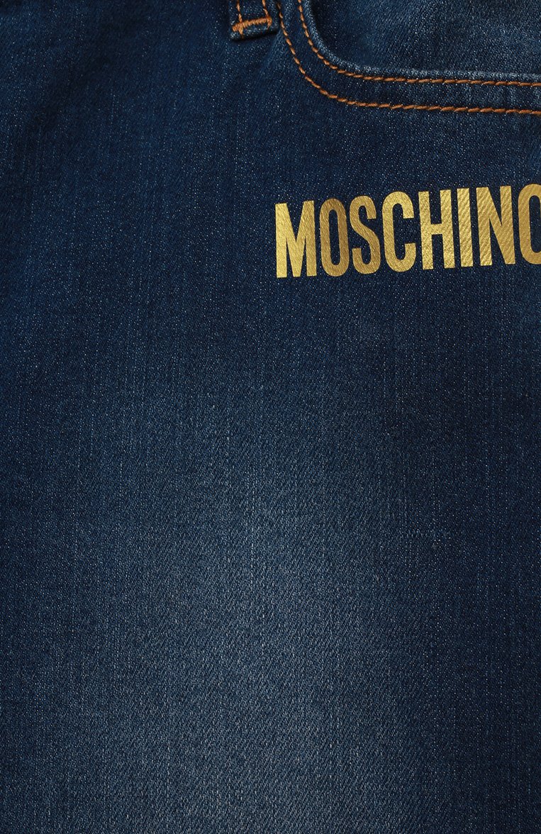Детские джинсы MOSCHINO синего цвета, арт. HDP04E/LXE16/4A-8A | Фото 3 (Материал внешний: Хлопок; Материал сплава: Проставлено; Нос: Не проставлено; Региональные ограничения белый список (Axapta Mercury): Не проставлено)