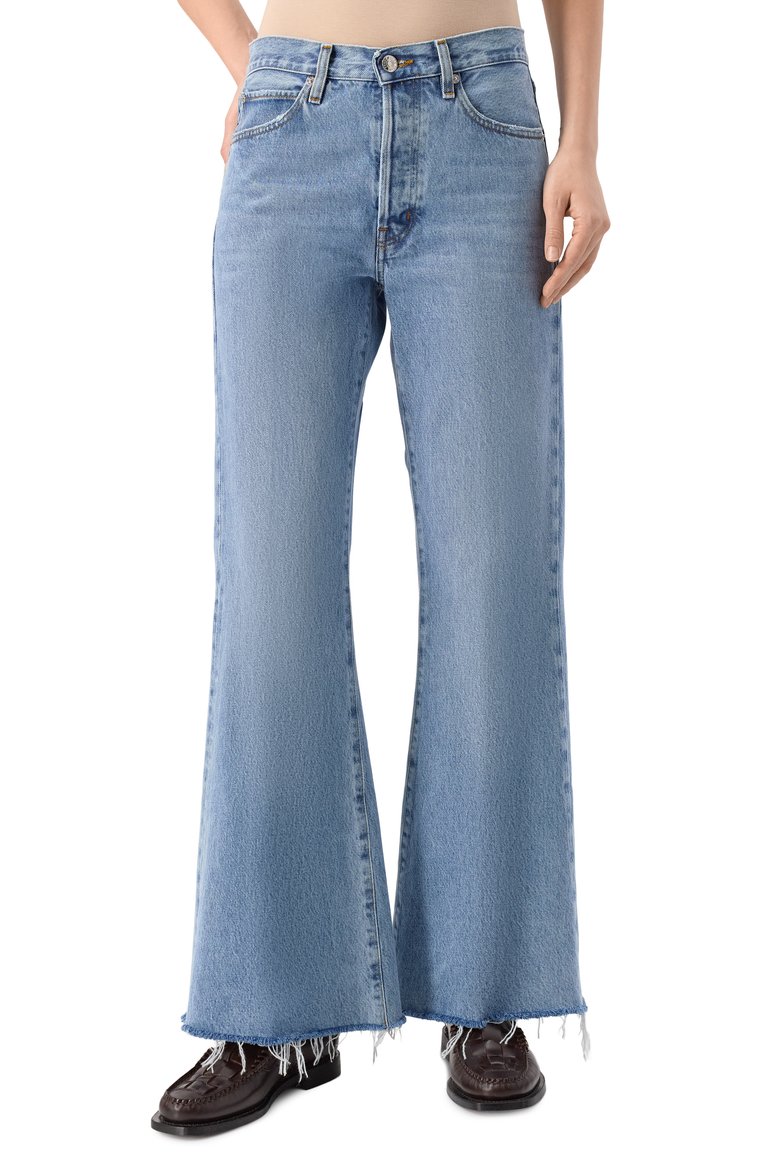 Женские джинсы the lax FRAME DENIM голубого цвета, арт. 3003RF210 | Фото 3 (Длина (брюки, джинсы): Стандартные; Автоматизация ТО: Проставлено; Автоматизация состава: Проставлено; Материал внешний: Хлопок, Деним; Детали: Делаве, Бахрома; Кросс-КТ: Деним; Силуэт Ж (брюки и джинсы): Расклешенные; Стили: Кэжуэл)