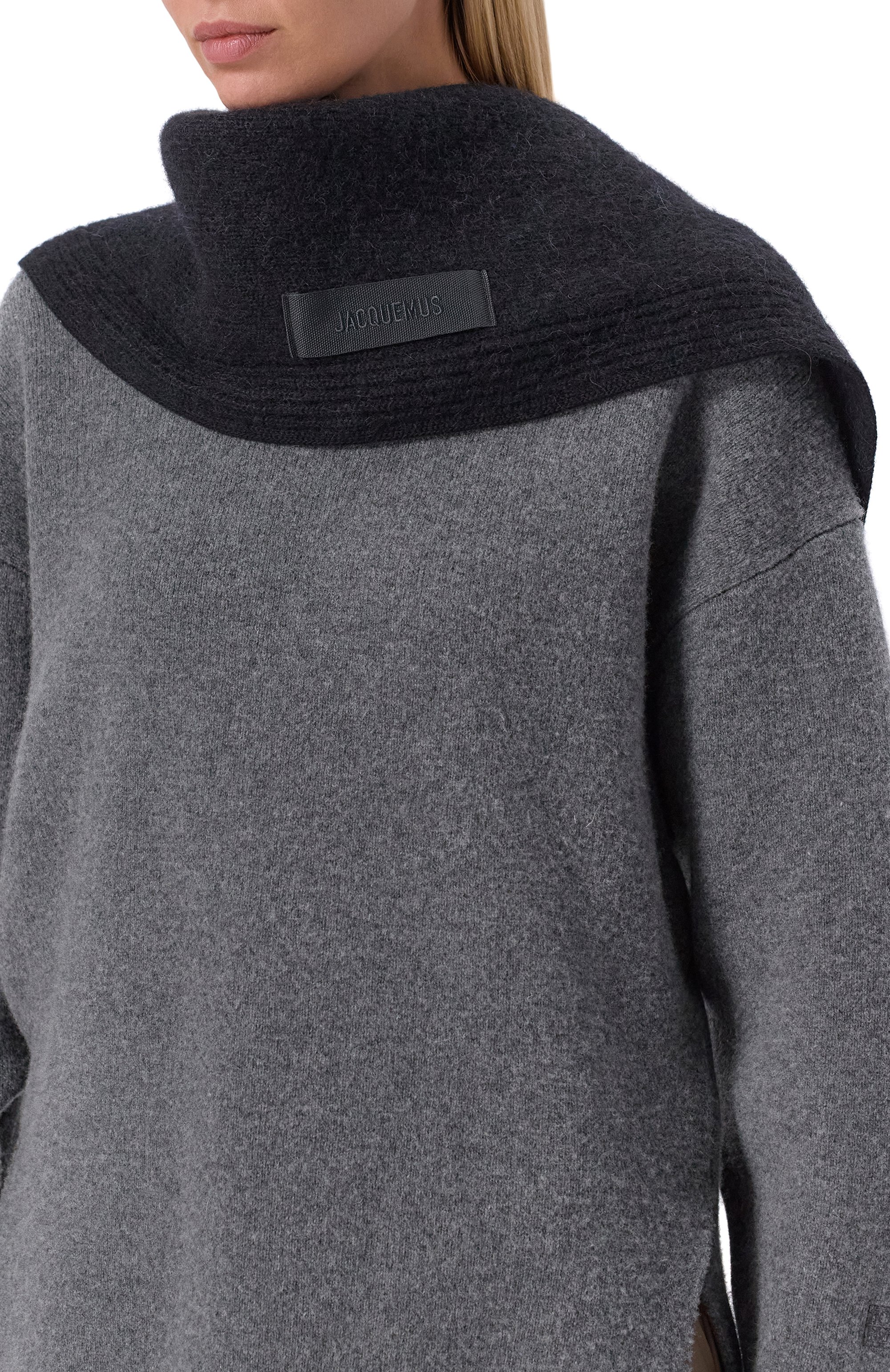 Шаль JACQUEMUS черного цвета по цене 29950 руб., арт. 24HACU00669AK0/0227, фото 2 Шаль JACQUEMUS, арт. 24HACU00669AK0/0227, фото 2