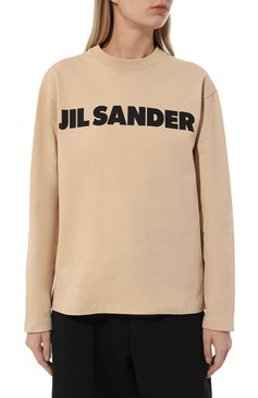 Женская хлопковый лонгслив JIL SANDER бежевого цвета, арт. J02GC0107/J20215 | Фото 3 (Рукава: Длинные; Длина (для топов): Стандартные; Принт: С принтом; Материал сплава: Проставлено; Материал внешний: Хлопок; Драгоценные камни: Проставлено; Стили: Минимализм; Женское Кросс-КТ: Лонгслив-одежда)