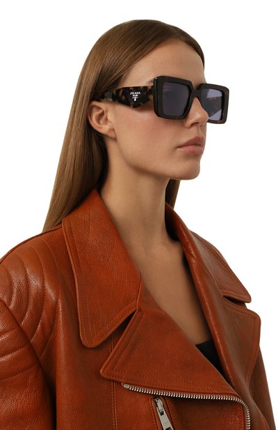Солнцезащитные очки PRADA коричневого цвета по цене 37000 руб., арт. SPR23Y-M2AU-FE05Q-051, фото 2 Солнцезащитные очки PRADA, арт. SPR23Y-M2AU-FE05Q-051, фото 2