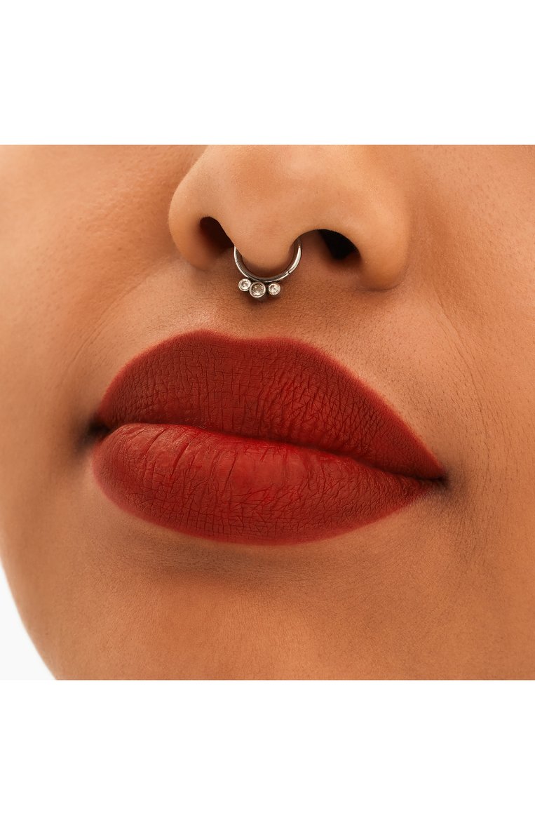 Губная помада locked kiss, оттенок vicious (1,8g) MAC  цвета, арт. NXPW-09 | Фото 5 (Региональные ограничения белый список (Axapta Mercury): Не проставлено; Нос: Не проставлено; Финишное покрытие: Матовый)