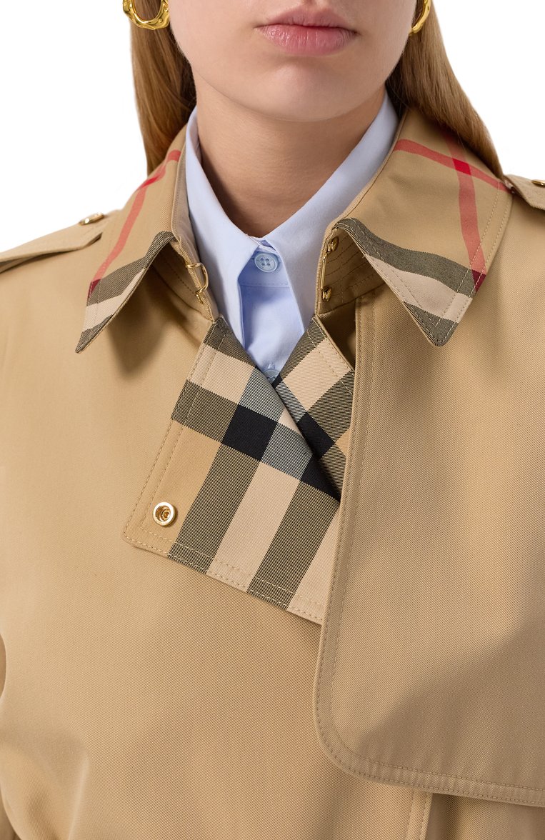 Женский хлопковый тренч BURBERRY бежевого цвета, арт. 8089812 | Фото 5 (Материал подклада: Хлопок; Автоматизация ТО: Проставлено; Материал внешний: Хлопок; Рукава: Длинные; Длина (верхняя одежда): До колена; Автоматизация состава: Проставлено; Кросс-КТ: Куртка; Стили: Классический)