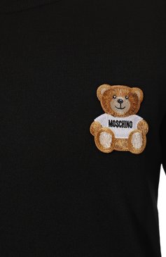 Мужской хлопковый джемпер MOSCHINO черного цвета, арт. V0902/2001 | Фото 5 (Мужское Кросс-КТ: Джемперы; Рукава: Длинные; Принт: Без принта; Длина (для топов): Стандартные; Материал сплава: Проставлено; Материал внешний: Хлопок; Драгоценные камни: Проставлено; �Вырез: Круглый; Стили: Кэжуэл)