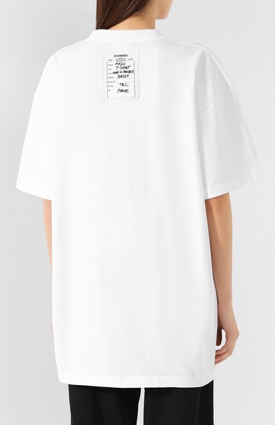 Хлопковая футболка VETEMENTS белого цвета по цене 18800 руб., арт. UAH20TR636/W, фото 4 Хлопковая футболка VETEMENTS, арт. UAH20TR636/W, фото 4