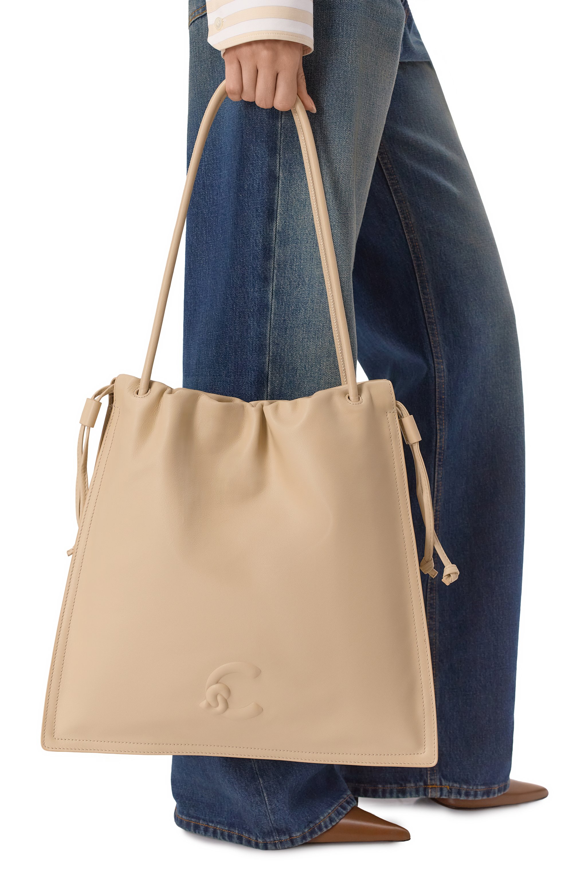 Сумка-тоут dulse large COCCINELLE светло-бежевого цвета по цене 41500 руб., арт. E1SS5110101, фото 2 Сумка-тоут dulse large COCCINELLE, арт. E1SS5110101, фото 2