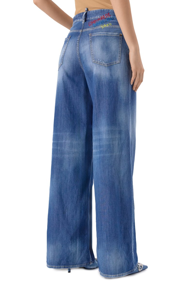 Женские джинсы traveller DSQUARED2 голубого цвета, арт. S73LA0299/S30341 | Фото 4 (Длина (брюки, джинсы): Удлиненные; Материал внешний: Хлопок, Деним; Стили: Кэжуэл; Детали: Делаве; Кросс-КТ: Деним; Силуэт Ж (брюки и джинсы): Широкие; Автоматизация ТО: Проставлено; Автоматизация состава: Проставлено)
