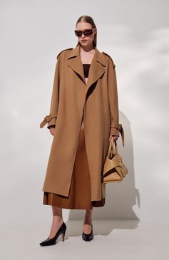 Женская сумка hug medium FERRAGAMO бежевого цвета, арт. 215608/769115 | Фото 8 (Ремень/цепочка: На ремешке; Материал: Натуральная кожа; Размер: medium)