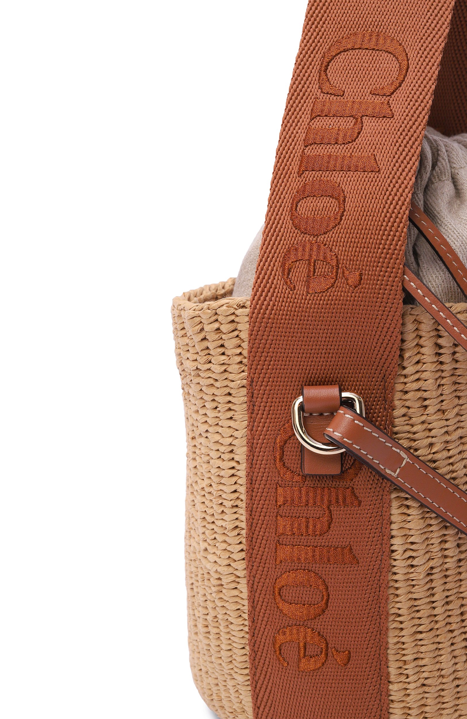 Сумка chloé x mifuko woody small CHLOÉ бежевого цвета по цене 92950 руб., арт. CHC23AS381L18, фото 6 Сумка chloé x mifuko woody small CHLOÉ, арт. CHC23AS381L18, фото 6