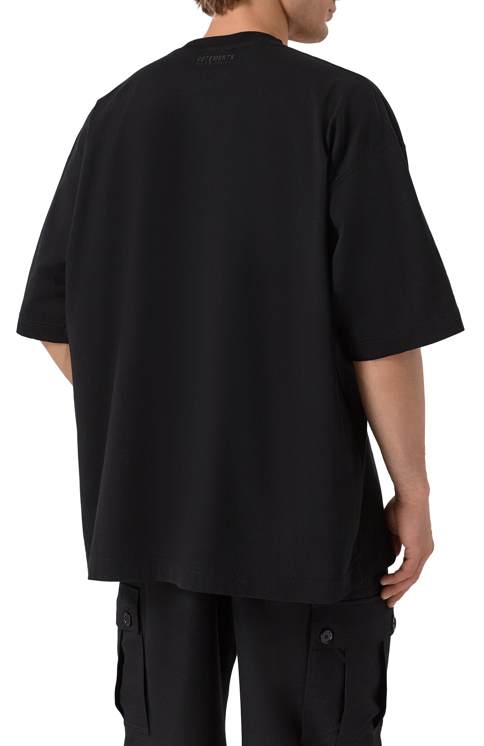 Хлопковая футболка VETEMENTS черного цвета по цене 53900 руб., арт. UH76TR100B/1000 LIGHT JERSEY, фото 4 Хлопковая футболка VETEMENTS, арт. UH76TR100B/1000 LIGHT JERSEY, фото 4
