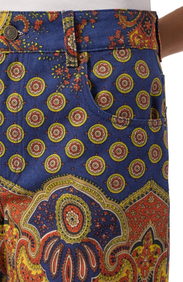 Женские джинсы VALENTINO синего цвета, арт. 6B3DD00094P | Фото 5 (Длина (брюки, джинсы): Стандартные; Автоматизация ТО: Проставлено; Материал внешний: Хлопок, Деним; Автоматизация состава: Проставлено; Кросс-КТ: Деним, костюм; Детали: Принт; Силуэт Ж (брюки и джинсы): Широкие; Стили: Бохо)