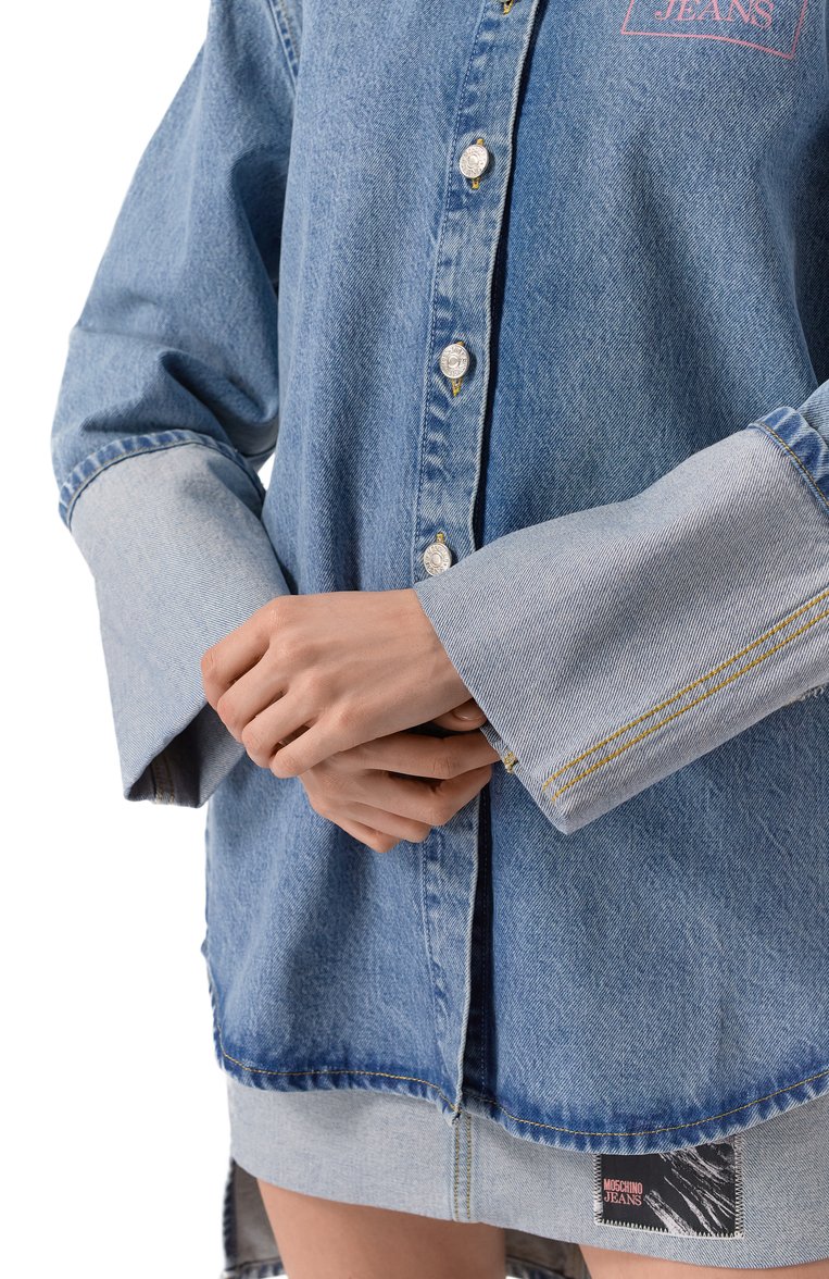 Женская джинсовая рубашка M05CH1NO JEANS голубого цвета, арт. J0216/3217 | Фото 5 (Рукава: Длинные; Длина (для топов): Удлиненные; Кросс-КТ: Деним; Стили: Кэжуэл; Материал внешний: Деним, Хлопок; Женское Кросс-КТ: Рубашка-одежда; Принт: Без принта)