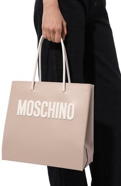 Женский сумка-тоут MOSCHINO бежевого цвета, арт. A7550/8001 | Фото 2 (Размер: medium; Материал: Натуральная кожа; Материал сплава: Проставлено; Ремень/цепочка: На ремешке; Драгоценные камни: Проставлено)