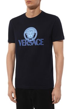 Мужская хлопковая футболка VERSACE синего цвета, арт. 1014226/1A10088 | Фото 3 (Рукава: Короткие; Длина (для топов): Стандартные; Принт: С принтом; Материал сплава: Проставлено; Материал внешний: Хлопок; Драгоценные камни: Проставлено; Стили: Кэжуэл)