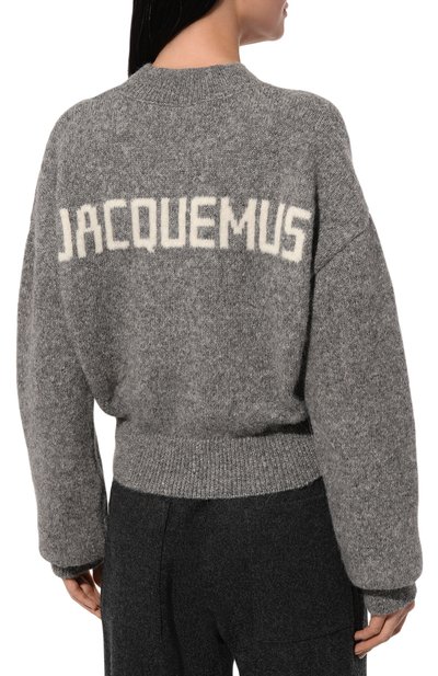 Свитер JACQUEMUS серого цвета по цене 63400 руб., арт. 24E241KN353/2329, фото 4 Свитер JACQUEMUS, арт. 24E241KN353/2329, фото 4