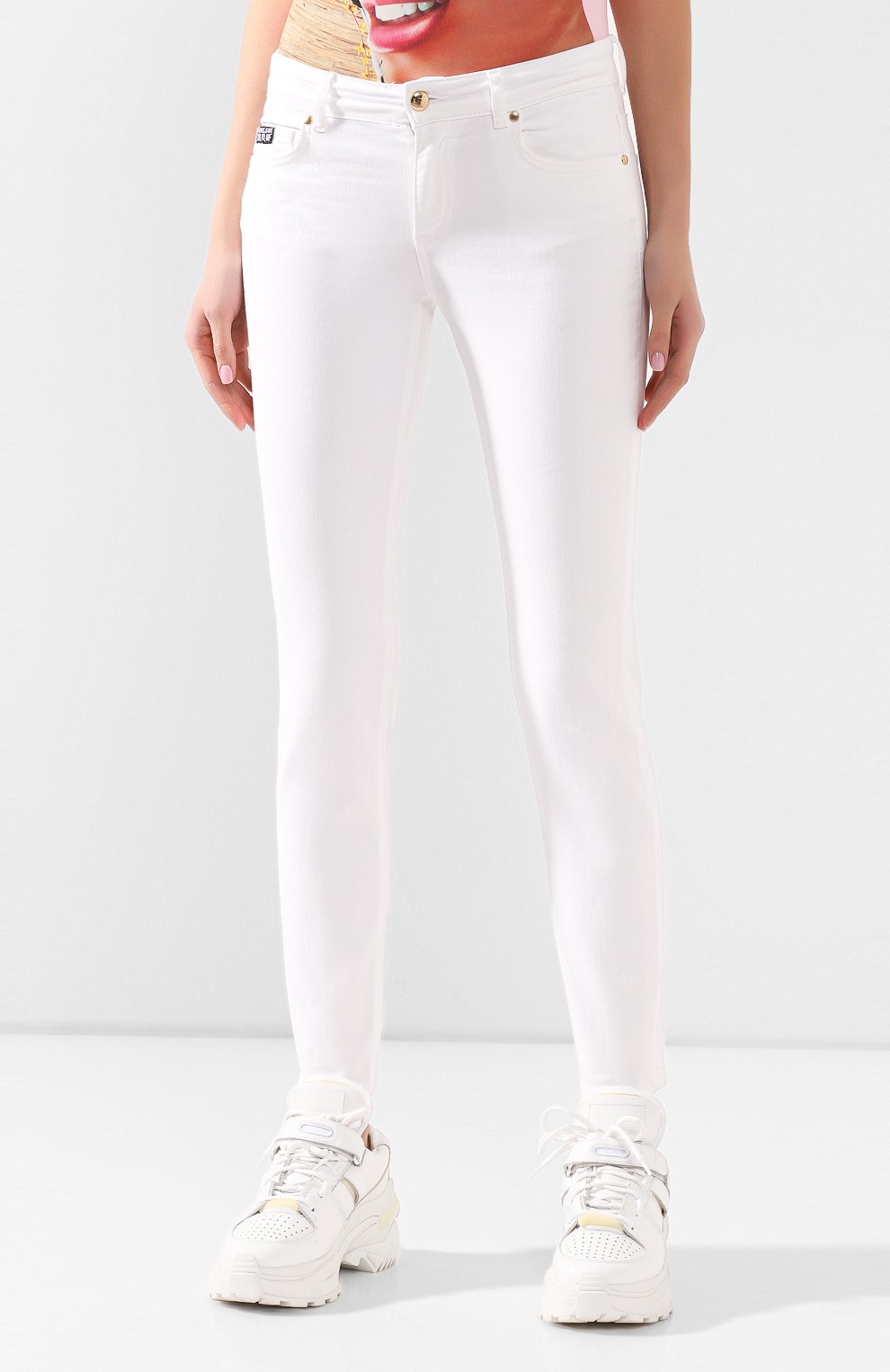 Джинсы VERSACE JEANS COUTURE белого цвета по цене 15350 руб., арт. A1HVA0K4-VDP500 4/60501, фото 3 Джинсы VERSACE JEANS COUTURE, арт. A1HVA0K4-VDP500 4/60501, фото 3