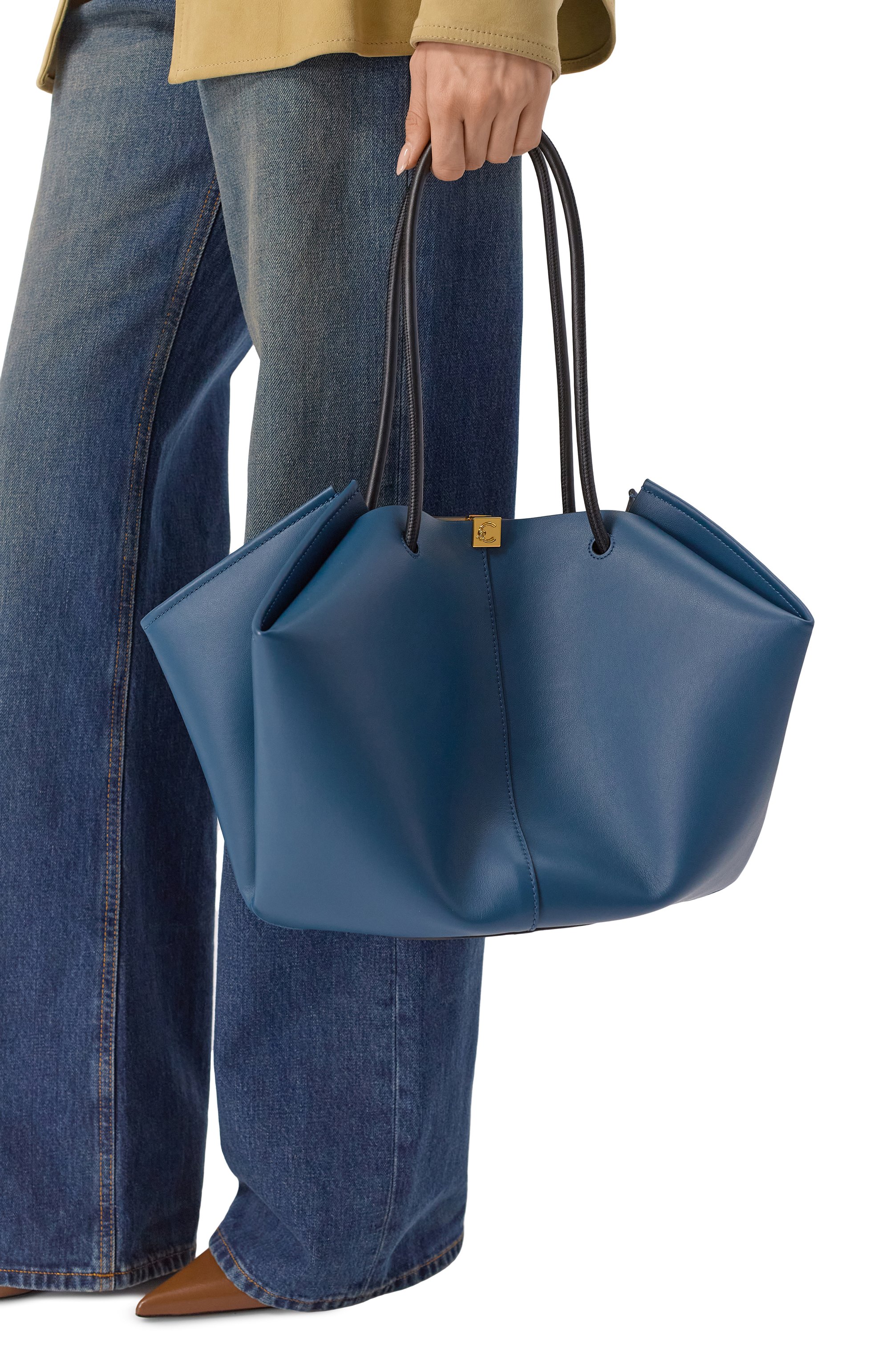 Сумка kamy COCCINELLE синего цвета по цене 39900 руб., арт. E1 U2L 11 02 01, фото 2 Сумка kamy COCCINELLE, арт. E1 U2L 11 02 01, фото 2