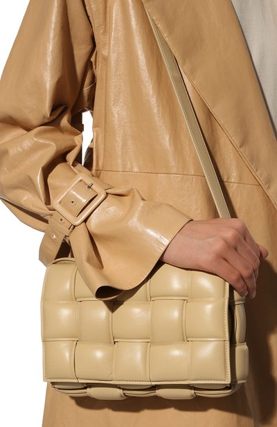 Сумка padded cassette BOTTEGA VENETA бежевого цвета по цене 523000 руб., арт. 591970/VCQR1, фото 2 Сумка padded cassette BOTTEGA VENETA, арт. 591970/VCQR1, фото 2