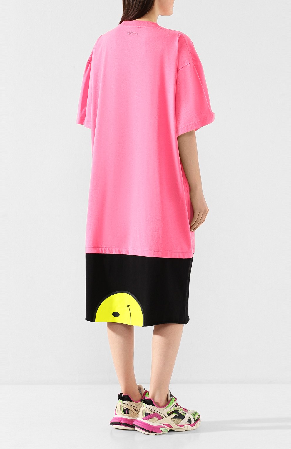 Платье VETEMENTS розового цвета по цене 65750 руб., арт. SS20TR216 1610/W/FLU0 PINK/ BLACK, фото 4 Платье VETEMENTS, арт. SS20TR216 1610/W/FLU0 PINK/ BLACK, фото 4
