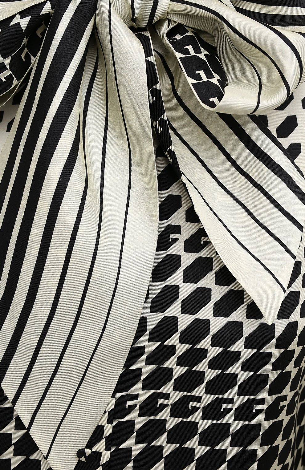 Шелковая блузка GUCCI черно-белого цвета по цене 172800 руб., арт. 467085/ZAGI9, фото 5 Шелковая блузка GUCCI, арт. 467085/ZAGI9, фото 5