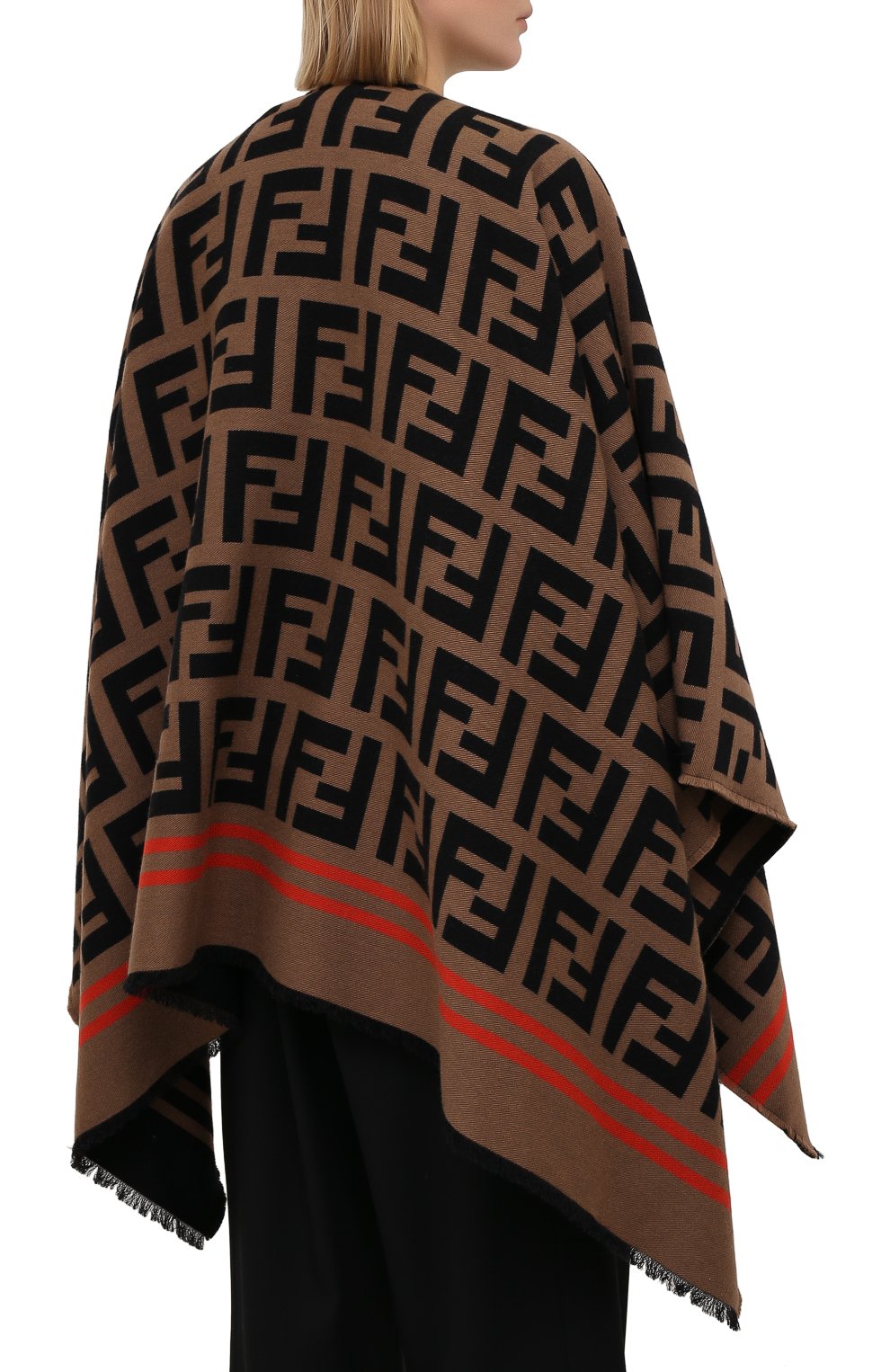 Пончо из шерсти и шелка FENDI черного цвета по цене 109500 руб., арт. FXX636 A3Q1, фото 4 Пончо из шерсти и шелка FENDI, арт. FXX636 A3Q1, фото 4