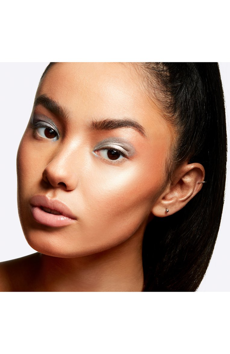 Компактная пудра extra dimension skinfinish, oh, darling! (9g) MAC  цвета, арт. MLGK-05 | Фото 6 (Финишное покрытие: Сияющий; Региональные ограничения белый список (Axapta Mercury): Не проставлено; Нос: Не проставлено)