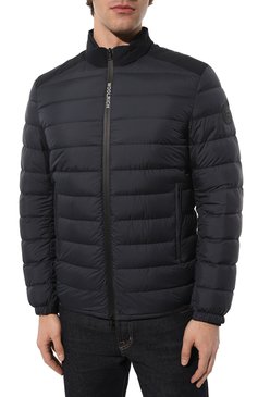 Мужская пуховая куртка WOOLRICH темно-синего цвета, арт. CFW00U0697MRUT2635 | Фото 3 (Кросс-КТ: Куртка; Рукава: Длинные; Региональные ограничения белый список (Axapta Mercury): Не проставлено; Материал внешний: Синтетический материал; Материал сплава: Проставлено; Нос: Не проставлено; Мужское Кросс-КТ: Куртка-пуховая; Материал подклада: Синтетический материал; Драгоценные камни: Проставлено; Длина (верхняя одежда): Короткие; Материал утеплителя: Пух и перо; Стили: Кэжуэл)