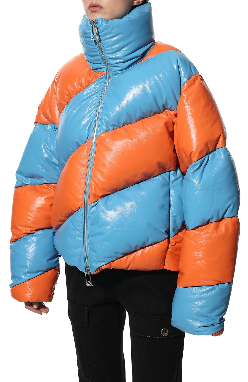 Кожаный пуховик BOTTEGA VENETA голубого цвета по цене 649000 руб., арт. 688798/V1NN0, фото 3 Кожаный пуховик BOTTEGA VENETA, арт. 688798/V1NN0, фото 3