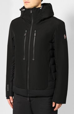 Мужская пуховая куртка MONCLER черного цвета, арт. E2-097-41890-85-C0198 | Фото 3 (Материал утеплителя: Пух и перо; Материал внешний: Полиэстер, Синтетический материал; Материал подклада: Синтетический материал; Мужское Кросс-КТ: Куртка-пуховая, Верхняя одежда; Длина (верхняя одежда): Короткие; Статус проверки: Проверено; Рукава: Длинные; Кросс-КТ: Куртка; Драгоценные камни: Проставлено; Материал сплава: Проверено, Проставлено; Стили: Кэжуэл)