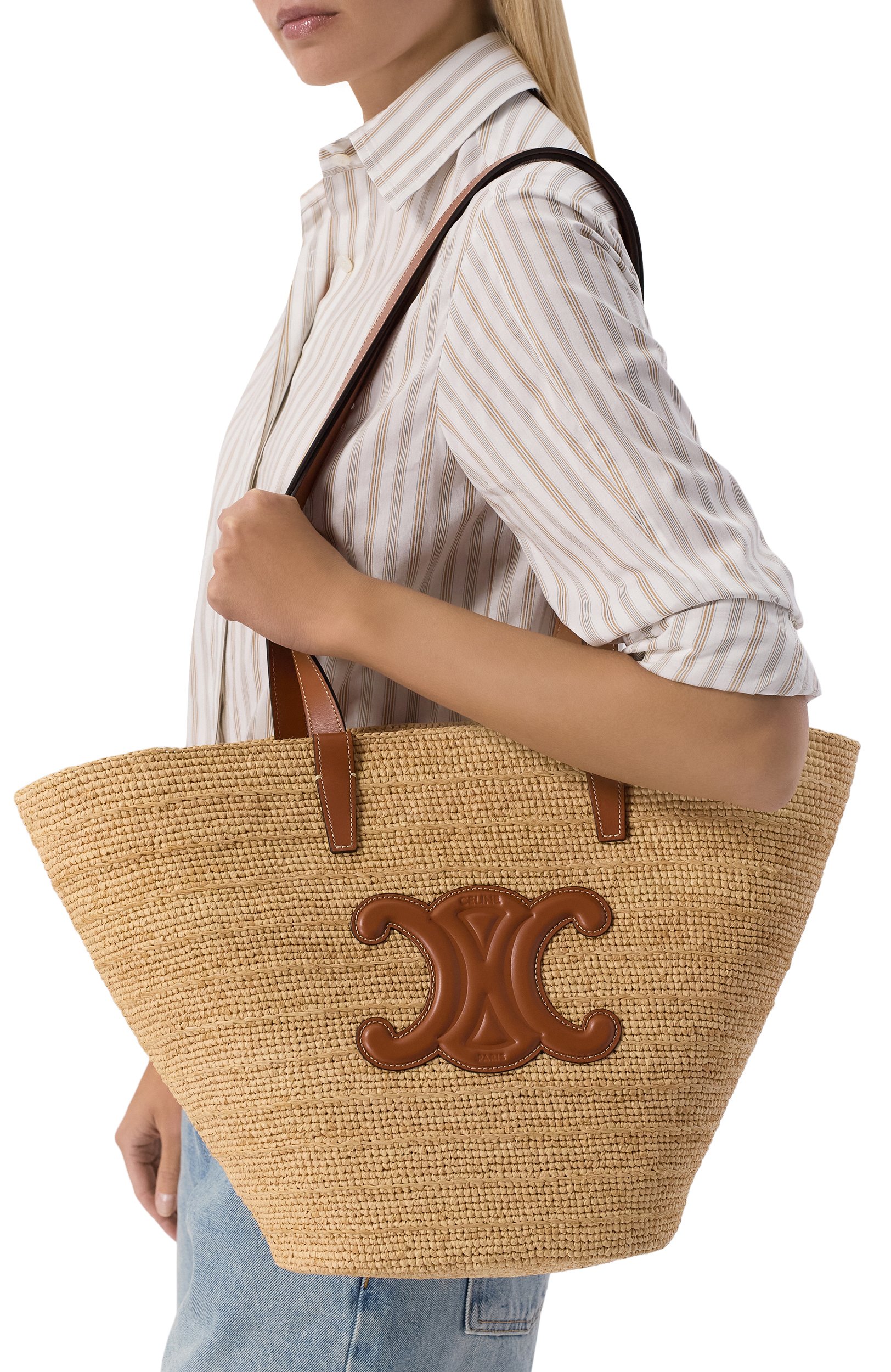 Сумка classic panier supple medium CELINE бежевого цвета по цене 266500 руб., арт. 11434/2FF7, фото 2 Сумка classic panier supple medium CELINE, арт. 11434/2FF7, фото 2