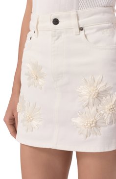 Женская джинсовая юбка MSGM белого цвета, арт. 3841MDD233X/257273 | Фото 5 (Материал внешний: Хлопок, Деним; Длина Ж (юбки, платья, шорты): Мини; Кросс-КТ: Деним, ко�стюм; Стили: Романтичный)