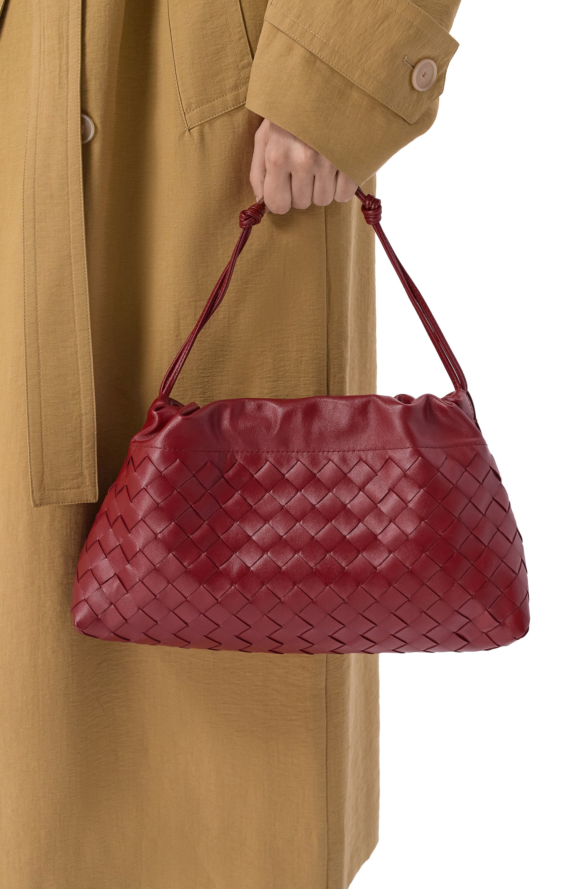 Сумка dustbag medium BOTTEGA VENETA красного цвета по цене 341000 руб., арт. 844626/V3IV0, фото 2 Сумка dustbag medium BOTTEGA VENETA, арт. 844626/V3IV0, фото 2