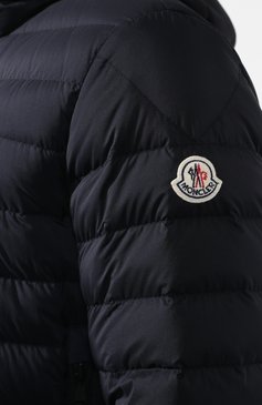 Мужская пуховая куртка dreux MONCLER темно-синего цвета, арт. E1-091-40376-99-53333 | Фото 5 (Материал утеплителя: Пух и перо; Материал подклада: Синтетический материал; Материал внешний: Синтетическ�ий материал; Статус проверки: Проверена категория; Мужское Кросс-КТ: Куртка-пуховая, Верхняя одежда; Рукава: Длинные; Длина (верхняя одежда): Короткие; Кросс-КТ: Пуховик, Куртка; Материал сплава: Проставлено; Материал внутренний: Не назначено; Драгоценные камни: Проставлено; Стили: Кэжуэл)