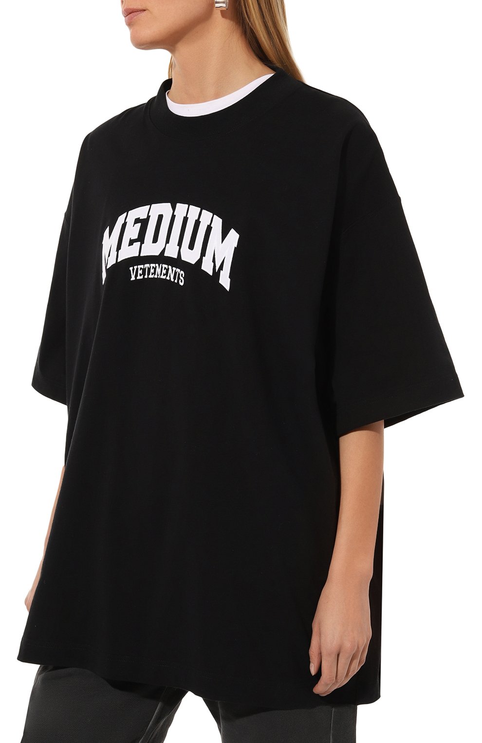 Хлопковая футболка VETEMENTS черного цвета по цене 69300 руб., арт. UE63TR820B, фото 3 Хлопковая футболка VETEMENTS, арт. UE63TR820B, фото 3