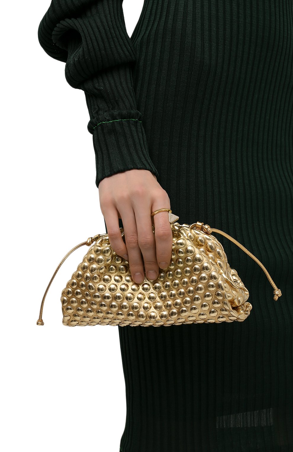 Клатч pouch mini BOTTEGA VENETA золотого цвета по цене 104000 руб., арт. 666790/V12K1, фото 2 Клатч pouch mini BOTTEGA VENETA, арт. 666790/V12K1, фото 2
