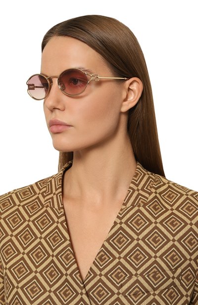 Солнцезащитные очки MIU MIU розового цвета по цене 64450 руб., арт. 52YS-5AK06S, фото 2 Солнцезащитные очки MIU MIU, арт. 52YS-5AK06S, фото 2