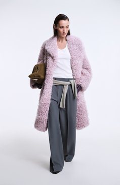 Женская шуба из овчины BOTTEGA VENETA сиреневого цвета, арт. 799206 V4E50 | Фото 8 (Материал внешний: Натуральный мех; Кросс-КТ: Куртка; Длина (верхняя одежда): До колена; Рукава: Длинные)