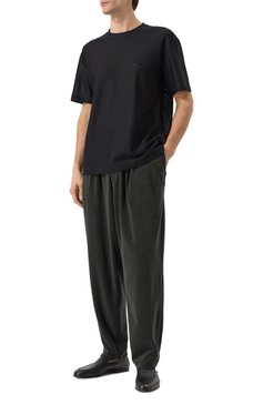 Мужские хлопковые брюки GIORGIO ARMANI темно-зеленого цвета, арт. GM001250/TE13896 | Фото 2 (Длина (брюки, джинсы): Стандартные; Драгоценные камни: Проставлено; Материал сплава: Проставлено; Случай: Повседневный; Стили: Кэжуэл; Материал внешний: Хлопок)