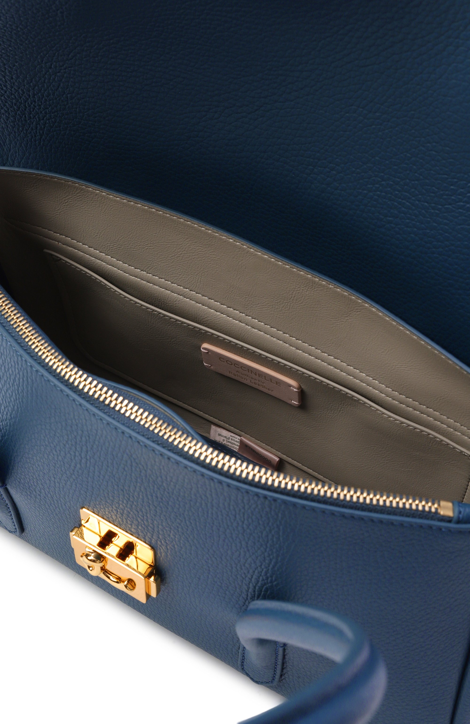 Сумка c-me lock COCCINELLE синего цвета по цене 41475 руб., арт. E1 U4K 12 03 01, фото 5 Сумка c-me lock COCCINELLE, арт. E1 U4K 12 03 01, фото 5