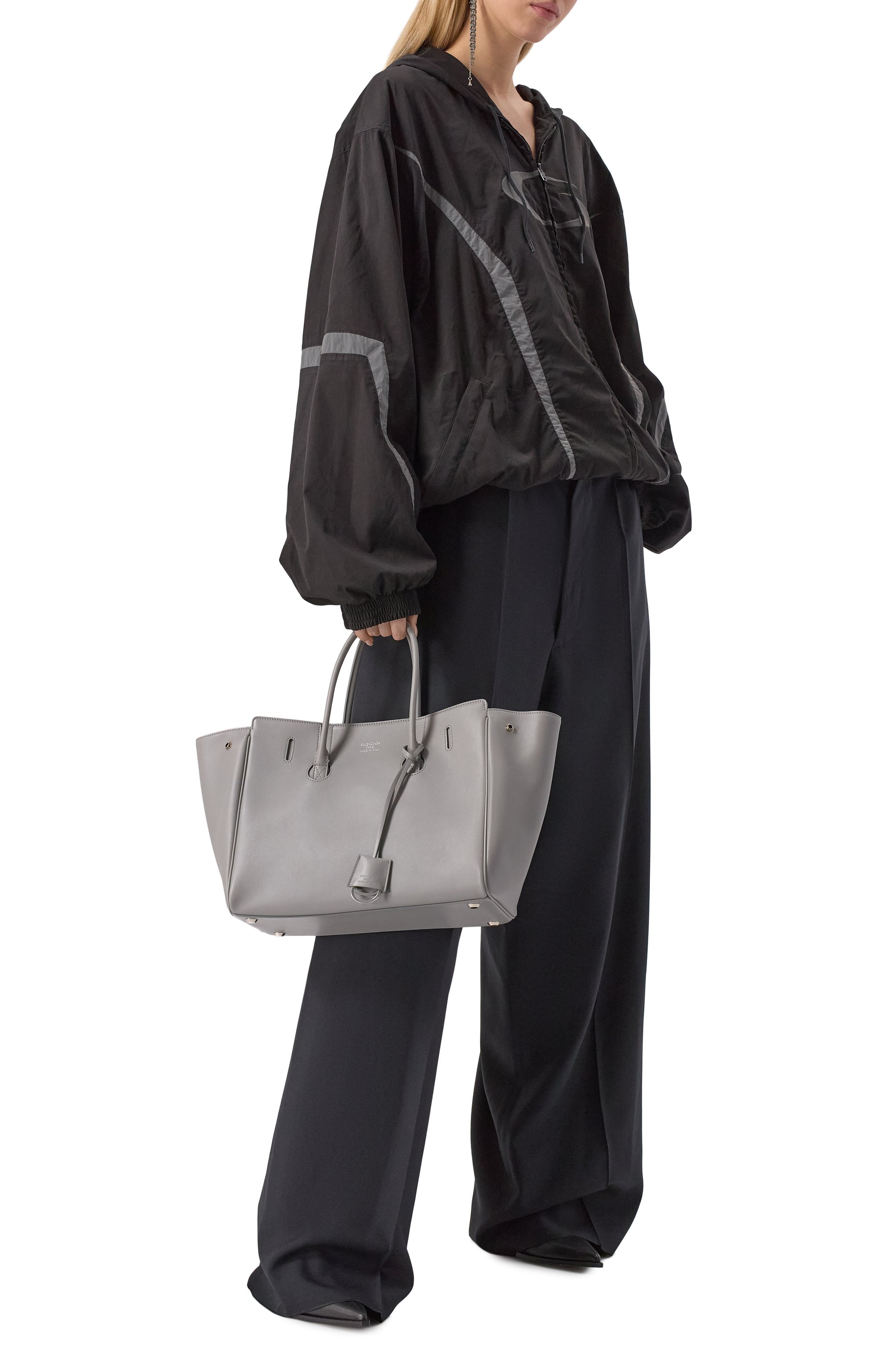 Сумка hampton small BALENCIAGA серого цвета по цене 433500 руб., арт. 813357/2ABAW, фото 7 Сумка hampton small BALENCIAGA, арт. 813357/2ABAW, фото 7