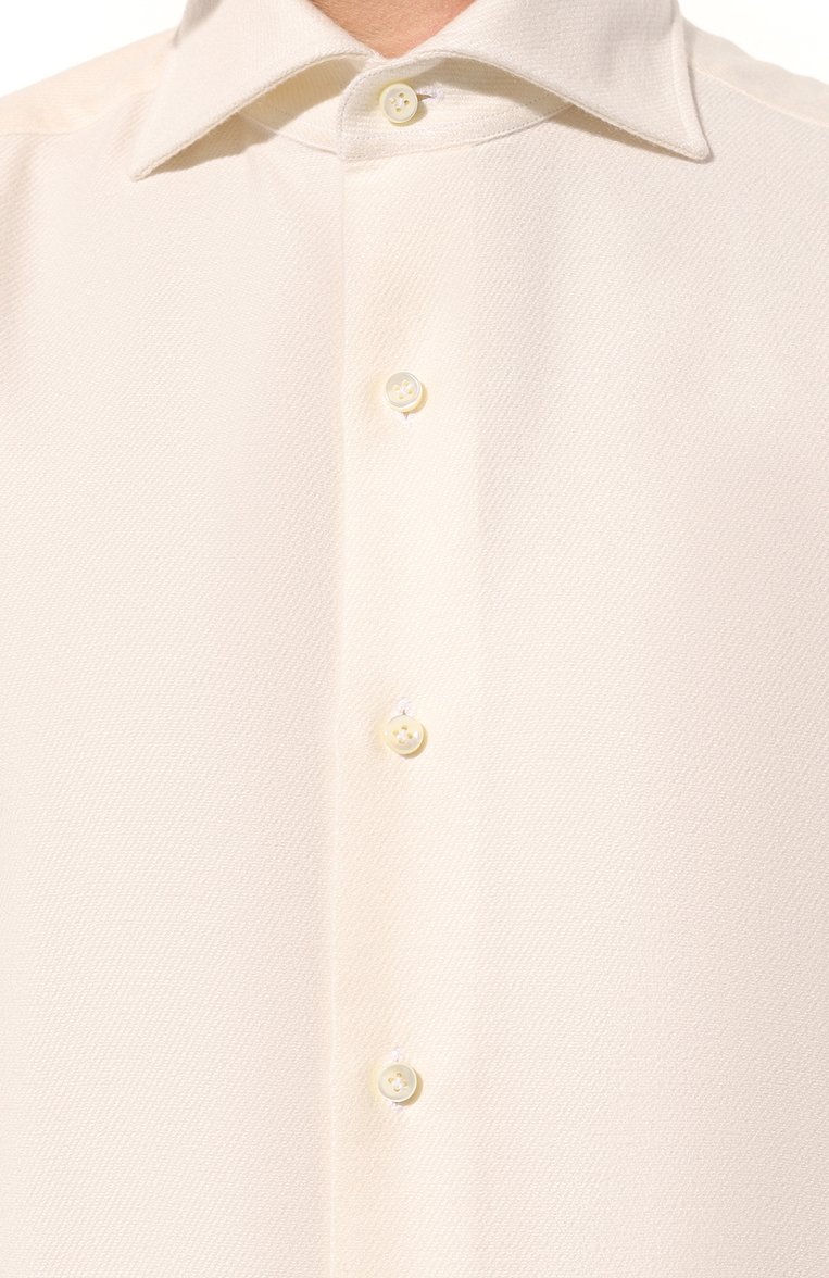 Мужская рубашка SARTORIO кремвого цвета, арт. SCC/SH413001/46-49 | Фото 5 (Манжеты: На пуговицах; Рукава: Длинные; Рубашки М: Regular Fit; Воротник: Акула; Случай: Повседневный; Материал внешний: Синтетический материал, Хлопок; Длина (для топов): Стандартные; Материал сплава: Проставлено; Принт: Однотонные; Драгоценные камни: Проставлено; Стили: Кэжуэл)