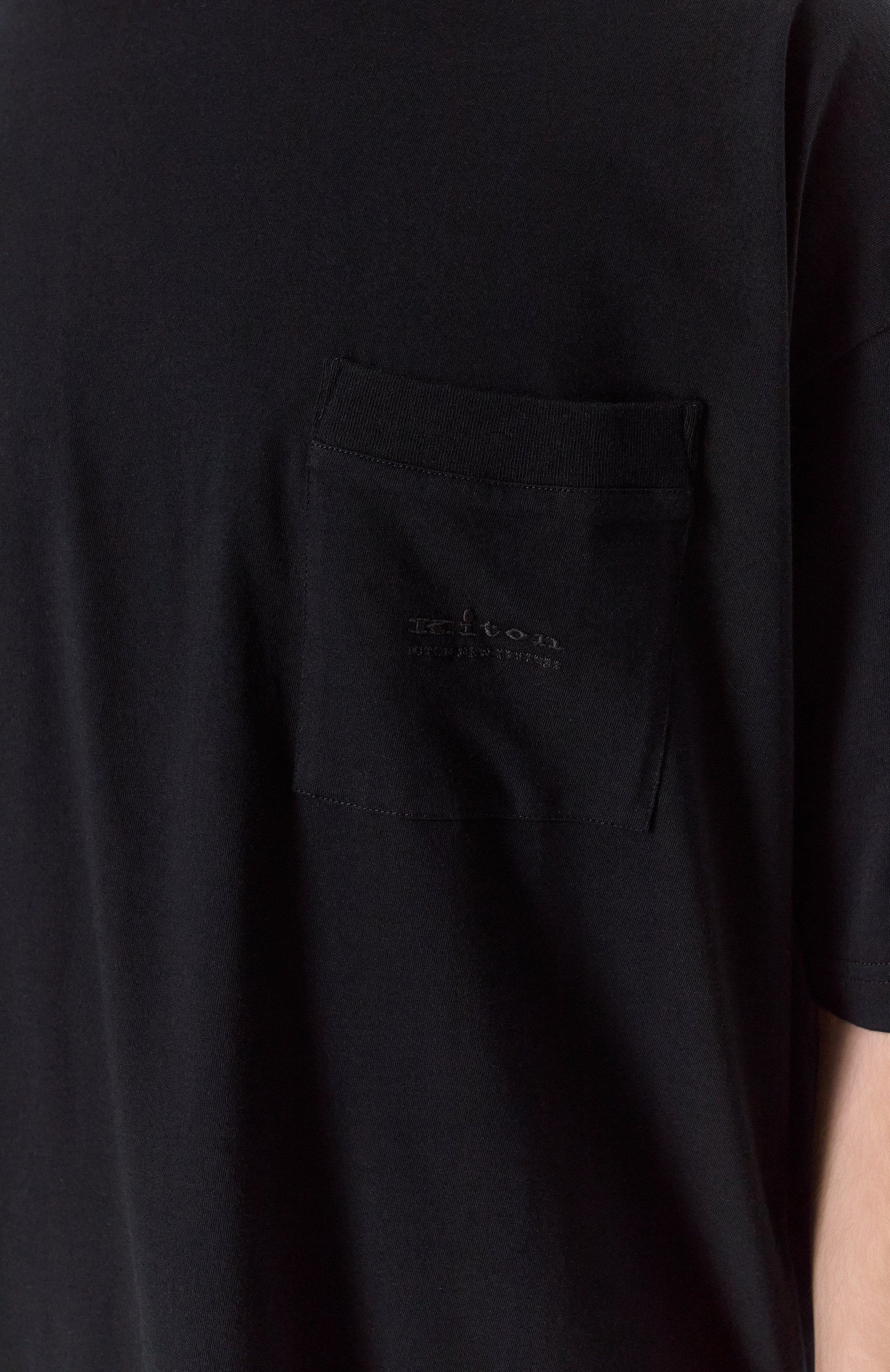 Футболка из хлопка и шелка KITON черного цвета по цене 61500 руб., арт. UMM062902, фото 5 Футболка из хлопка и шелка KITON, арт. UMM062902, фото 5