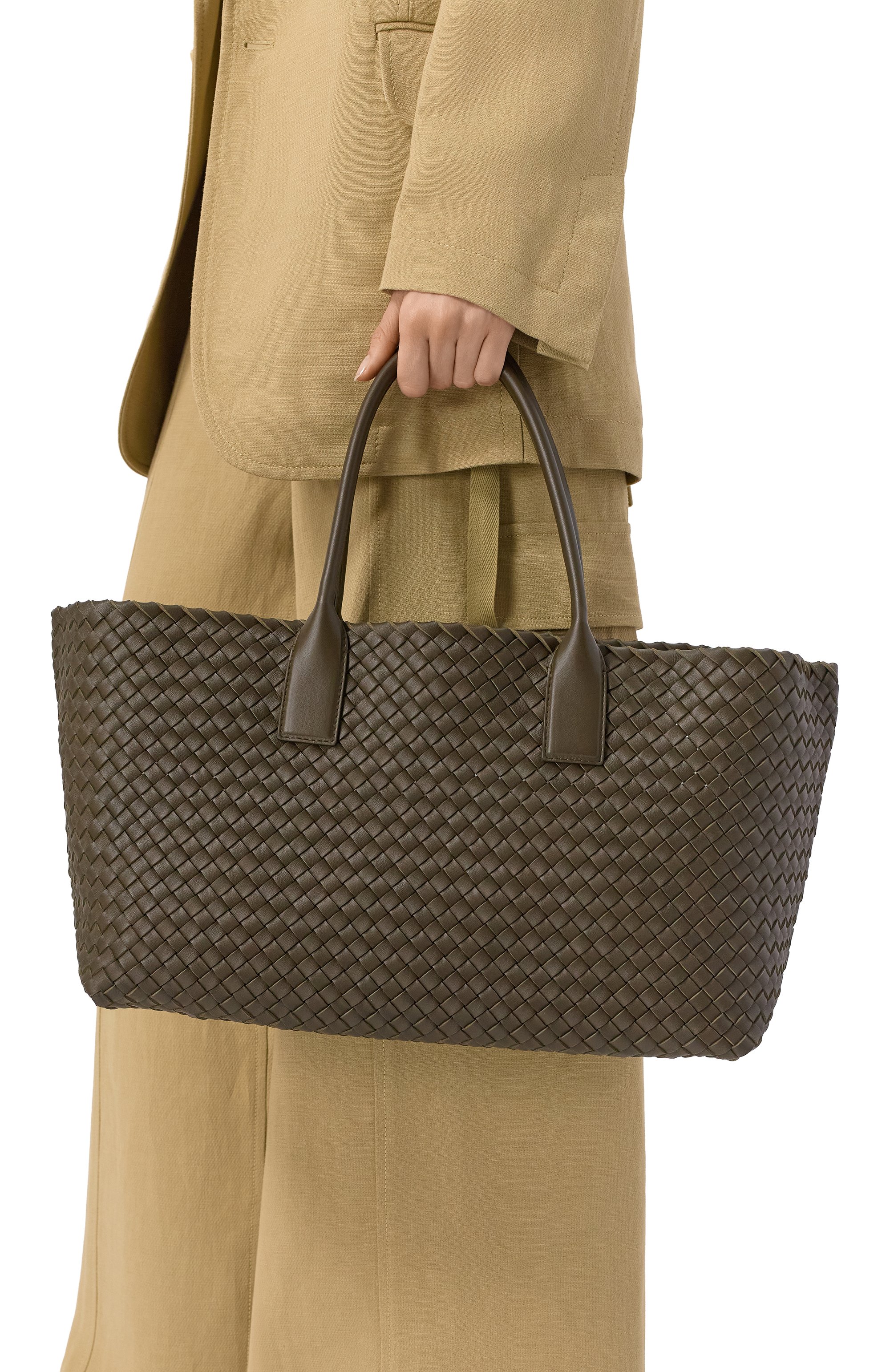 Сумка-тоут cabat medium BOTTEGA VENETA хаки цвета по цене 998000 руб., арт. 608810/V10W1, фото 2 Сумка-тоут cabat medium BOTTEGA VENETA, арт. 608810/V10W1, фото 2