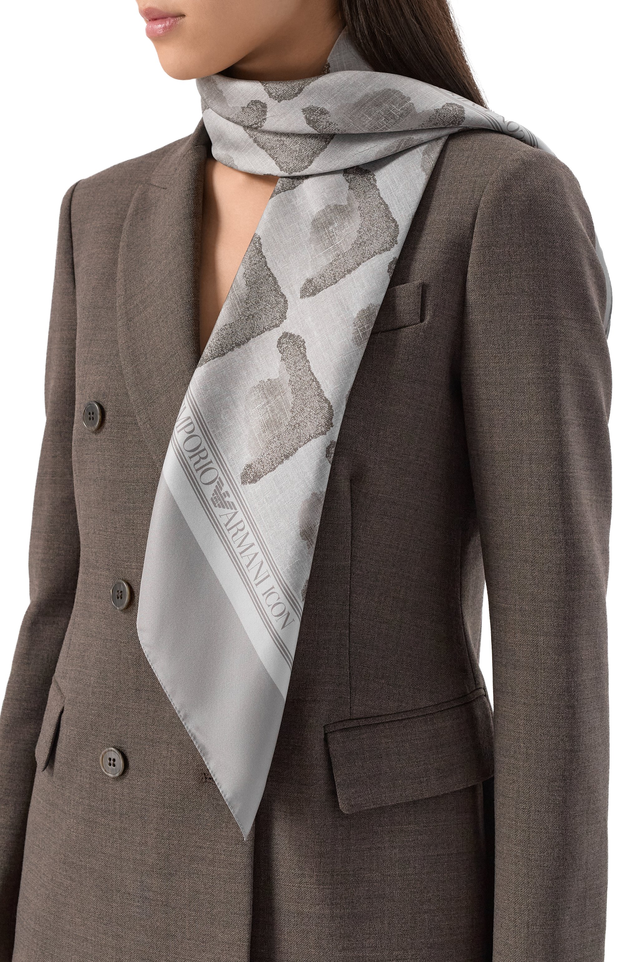 Шелковый платок EMPORIO ARMANI серого цвета по цене 27250 руб., арт. EW002440/AF18394, фото 2 Шелковый платок EMPORIO ARMANI, арт. EW002440/AF18394, фото 2