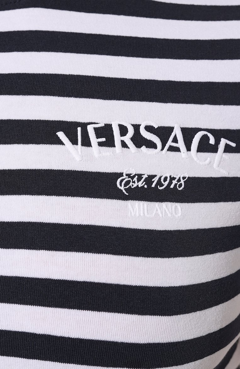 Женская хлопковая футболка VERSACE синего цвета, арт. 1014414/1A10133 | Фото 5 (Материал внешний: Хлопок; Длина (для топов): Стандартные; Рукава: Короткие; Принт: С принтом; Стили: Кэжуэл)