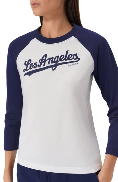 Хлопковый лонгслив sporty & rich x la dodgers SPORTY AND RICH белого цвета по цене 17550 руб., арт. T0046627667WH50, фото 5 Хлопковый лонгслив sporty & rich x la dodgers SPORTY AND RICH, арт. T0046627667WH50, фото 5